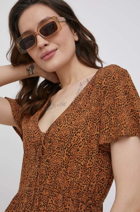 Billabong rochie culoarea maro, mini, evazati