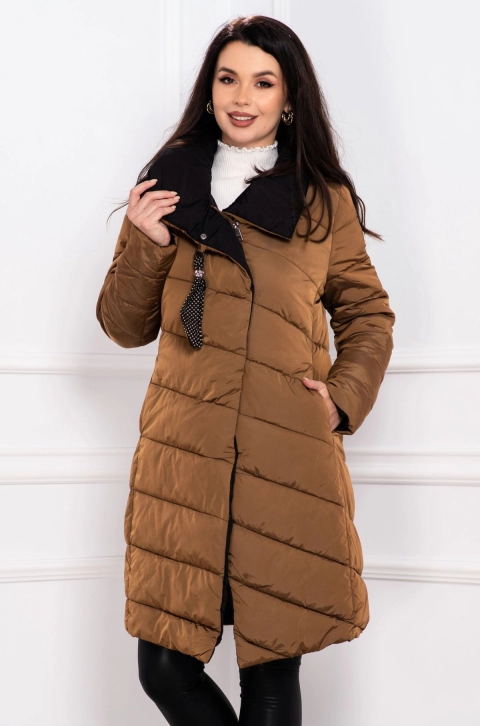 Geaca de iarna matlasata camel cu guler inalt si accesoriu tip esarfa