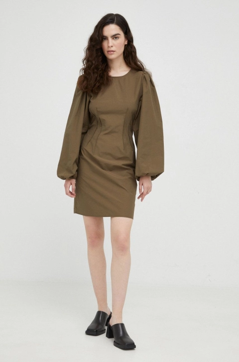Gestuz rochie culoarea maro, mini, mulata