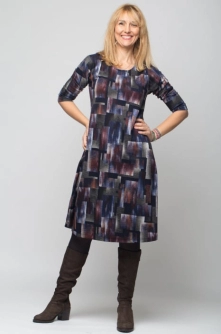 Rochie A line midi, imprimeu aztec predominant in nuante de mov si albastrui, din vascoza