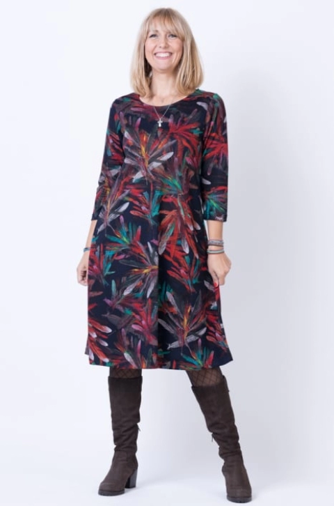 Rochie A line midi, imprimeu pene multicolore pe fond bleumarin