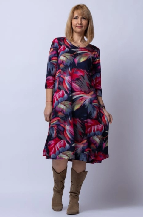 Rochie A line midi, imprimeu predominant in nuante de bleumarin-rosu, din vascoza