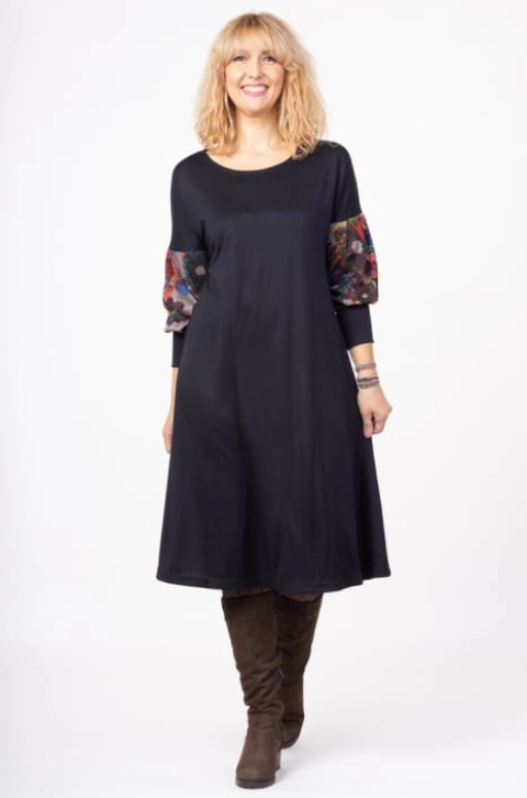 Rochie A line midi, neagra, cu maneci bufante imprimate cu forme circulare multicolore