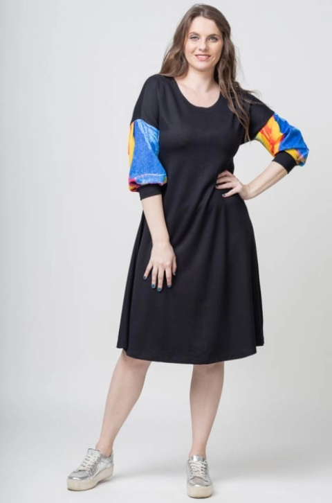 Rochie A line midi, neagra, cu maneci bufante imprimate multicolor pe negru