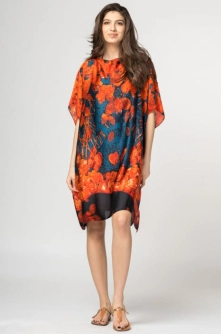 Rochie de plaja tip poncho din matase cu motive florale pe fond bleumarin