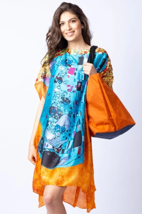 Rochie de plaja tip poncho din matase cu stilizare Sarutul turcoaz pe fond portocaliu