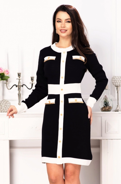 Rochie de zi neagra din tricot cu contururi albe si nasturi aurii