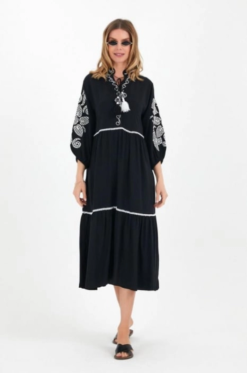 Rochie din vascoza neagra cu broderie alba pe decolteu si maneci