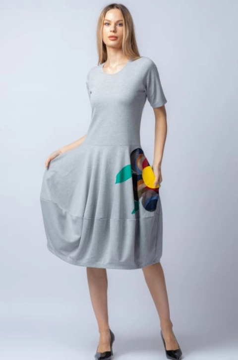 Rochie gri midi de tip lalea, cu aplicatie cusuta in forma de floare