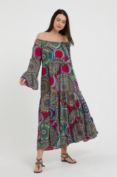 Rochie lunga cu imprimeu multicolor cu fucsia, cu 4 volane din tesatura fina din vascoza