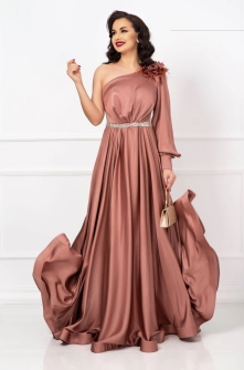 Rochie lunga de lux Medeea aramie cu floare pe umar si detaliu pretios in talie