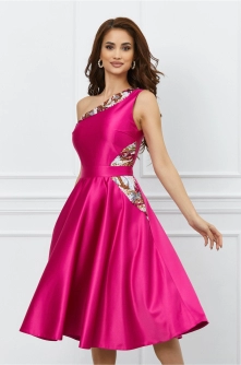 Rochie Moze fucsia accesorizata cu paiete in talie si la decolteu