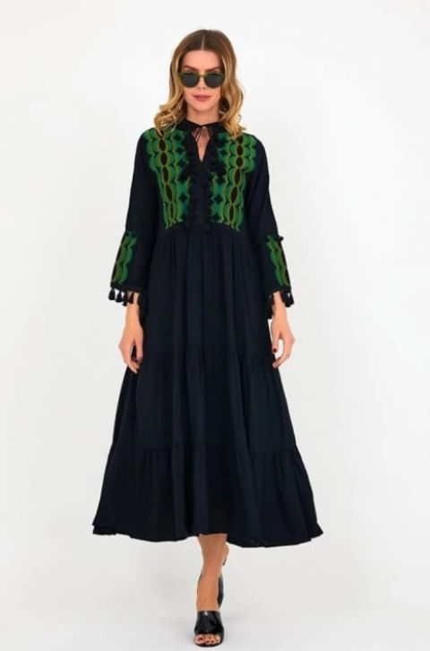 Rochie neagra cu broderie verde si ciucurasi, din vascoza