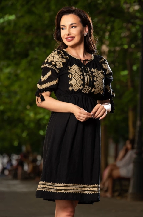 Rochie traditionala neagra in clos Dana cu motive romanesti brodate