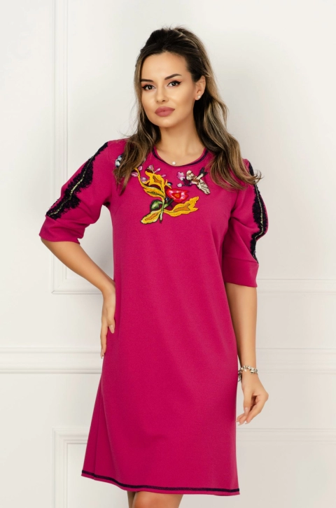 Rochie Venezia lejera de zi fucsia cu broderie florala aplicata si maneci despicate