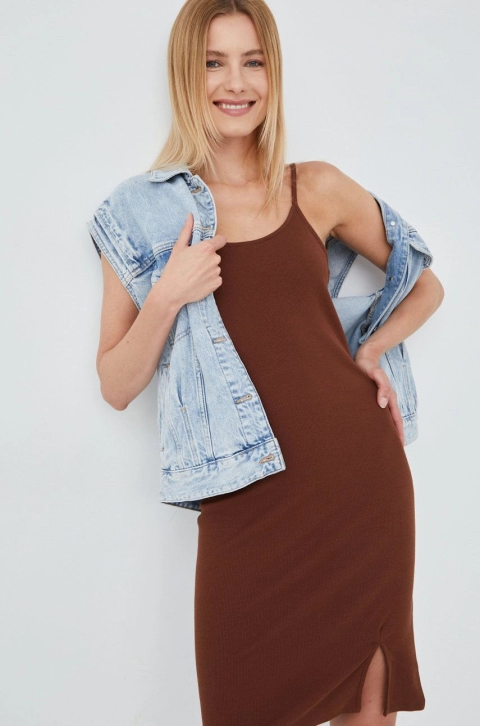 Vila rochie culoarea maro, mini, mulata